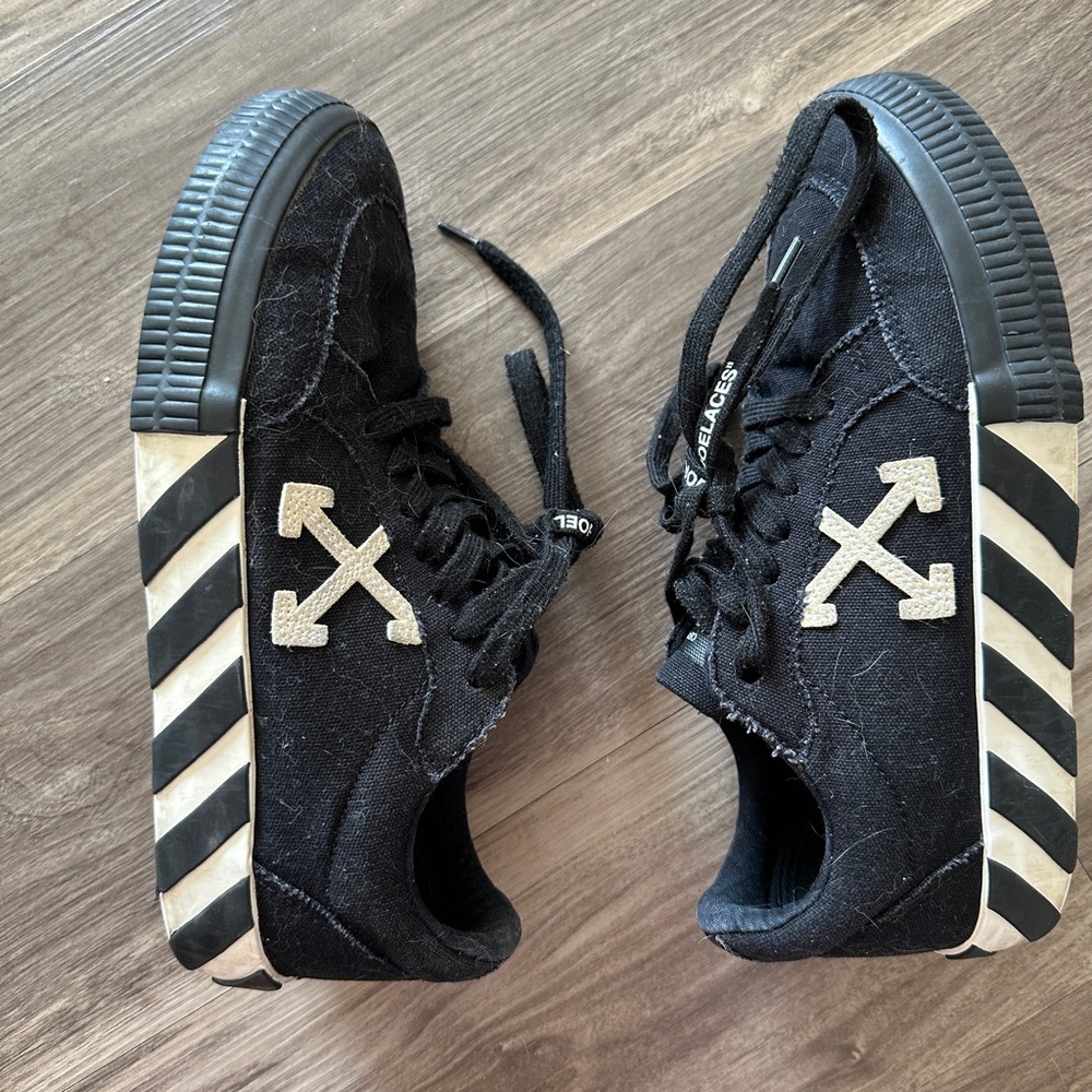 Off-White Black Athletic Shoes with Diagonal Stripes